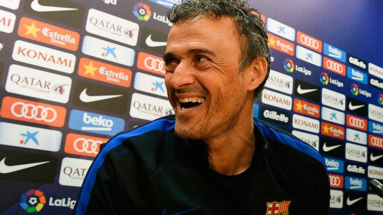 Luis Enrique laughs  in press conference of the Barça