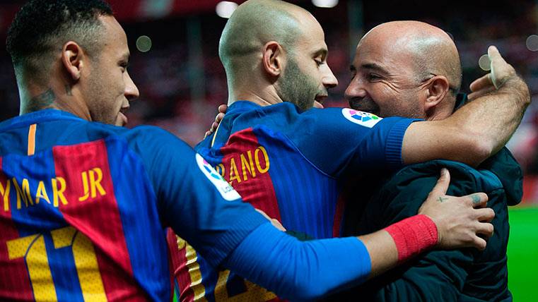 Jorge Sampaoli embraces  to Mascherano and Messi in a Barça-Seville