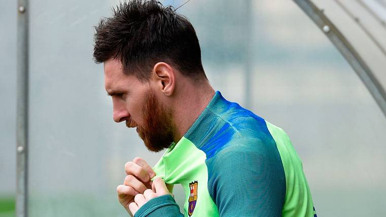 Leo Messi, going out to train with the FC Barcelona