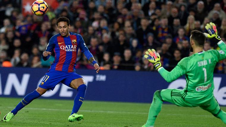 Neymar Jr, picando el balón por encima de Sergio Álvarez