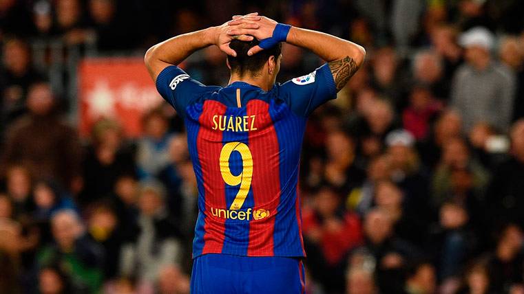 Luis Suárez, lamentando la ocasión con el FC Barcelona