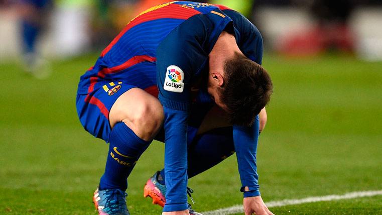 Leo Messi, doliéndose de una patada en la entrepierna en el Camp Nou