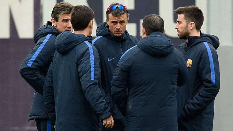 Luis Enrique, chatting with the others members of the technical body