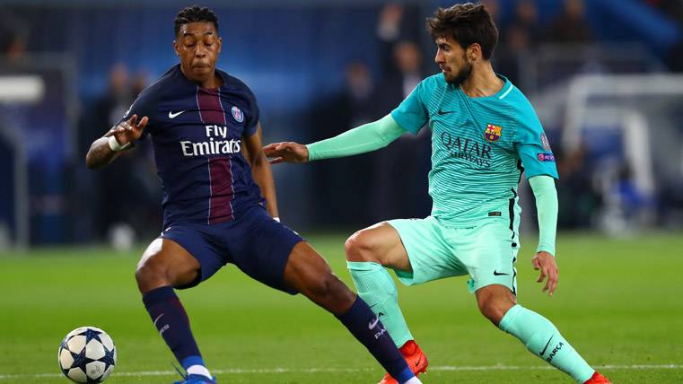 André Gomes, struggling by a balloon with Kimpembe, of the PSG