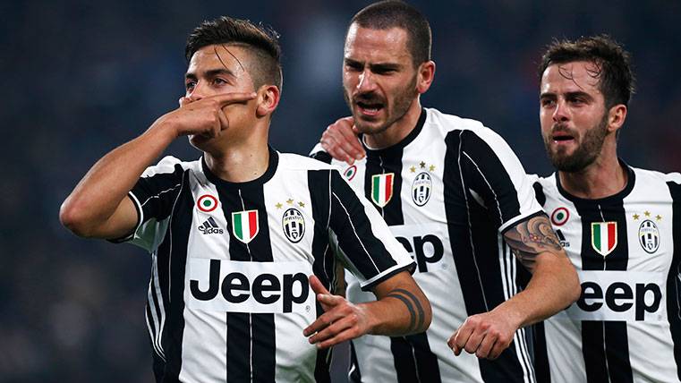 Paulo Dybala, Leonardo Bonucci y Pjanic celebran un gol de la Juventus de Turín