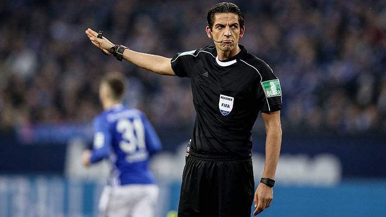 Deniz Aytekin Directing a party of the Bundesliga this February