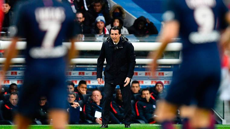 Unai Emery, giving orders from the bench to the players of the PSG