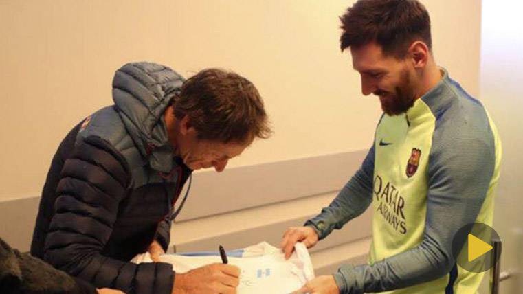 Santiago Lange, signing an autograph to Lionel Messi
