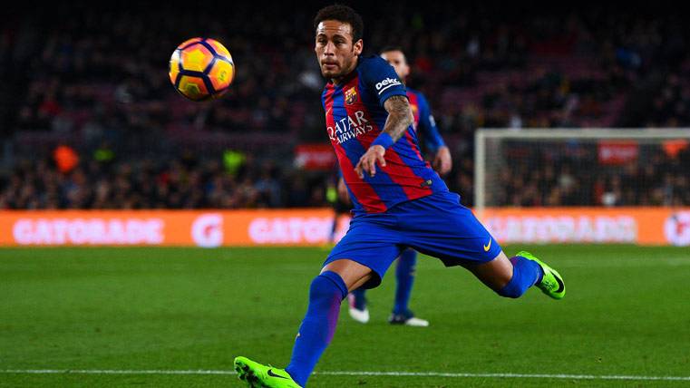Neymar Jr, a punto de chutar a portería en un partido del Barça