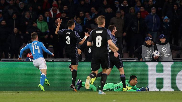 Mertens justo en el momento antes de anotar su gol en el Nápoles-Real Madrid