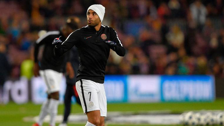 Lucas Moura, heating on the lawn of the Camp Nou