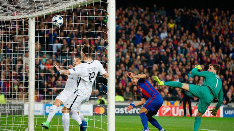 Luis Suárez, marcando el primer gol del partido