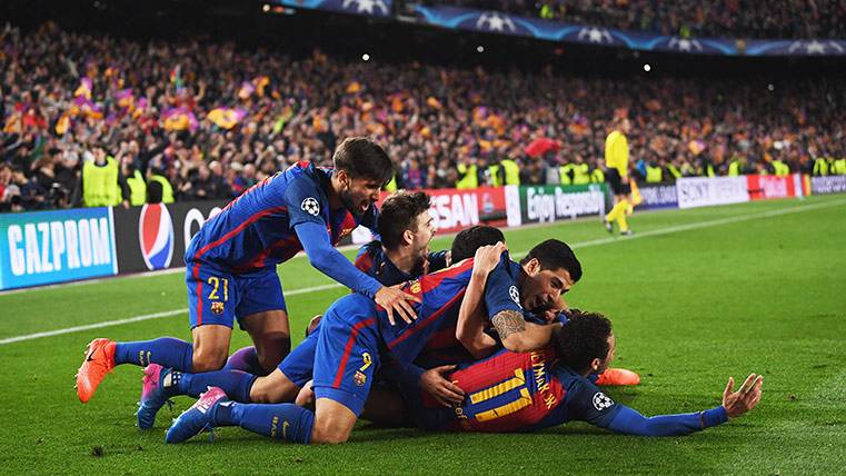 Los jugadores del Barça, con Neymar a la cabeza celebran la histórica remontada