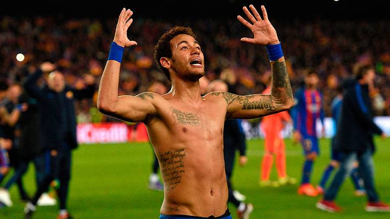 Neymar Júnior Celebrates the traced back of the FC Barcelona in front of the PSG