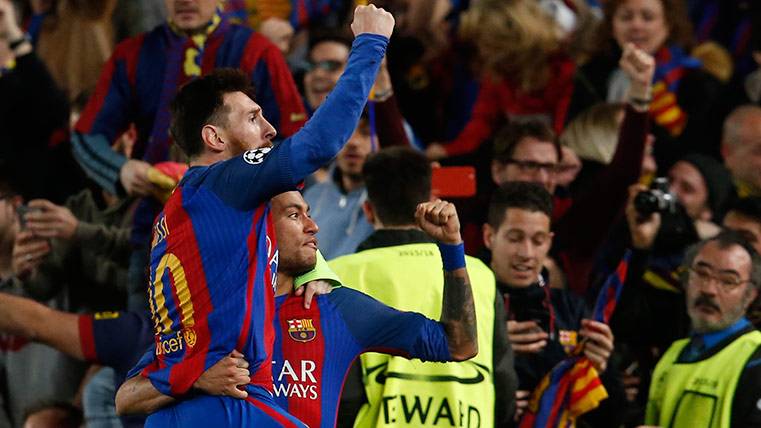 Leo Messi y Neymar Júnior se funden en un abrazo para celebrar la remontada del Barça ante el PSG
