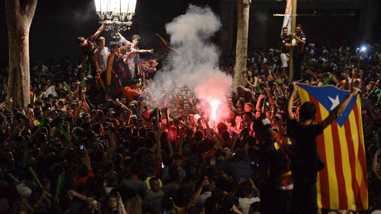 La afición llenó las calles de alegría tras la machada del Barça