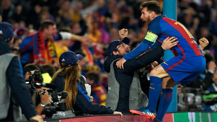 Leo Messi, celebrating with the fans the milestone of the FC Barcelona