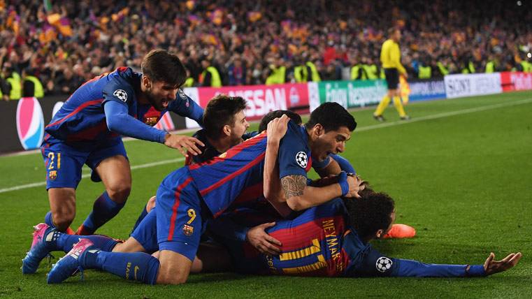 El FC Barcelona, celebrando el hito histórico contra el PSG