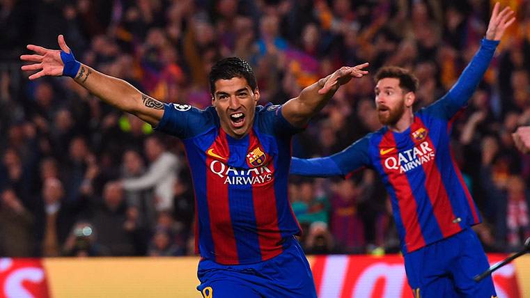 Luis Suárez celebra con la grada la remontada del Barça ante el PSG