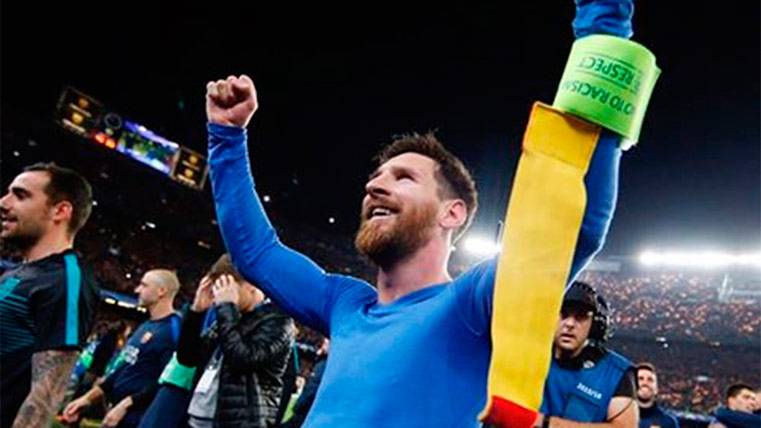Leo Messi celebrates beside the fans the epic traced back
