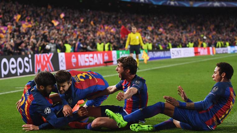 El FC Barcelona, celebrando el gol marcado por Sergi Roberto al PSG