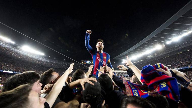 Leo Messi, celebrando el pase a cuartos de Champions con el público