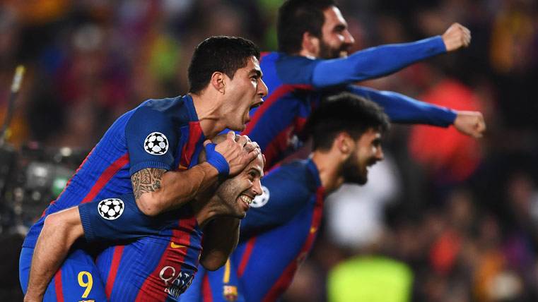 Luis Suárez, celebrando sobre Mascherano la clasificación del Barça