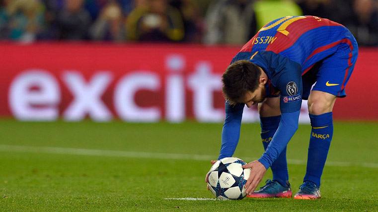 Leo Messi, plantando el balón en el punto de penalti