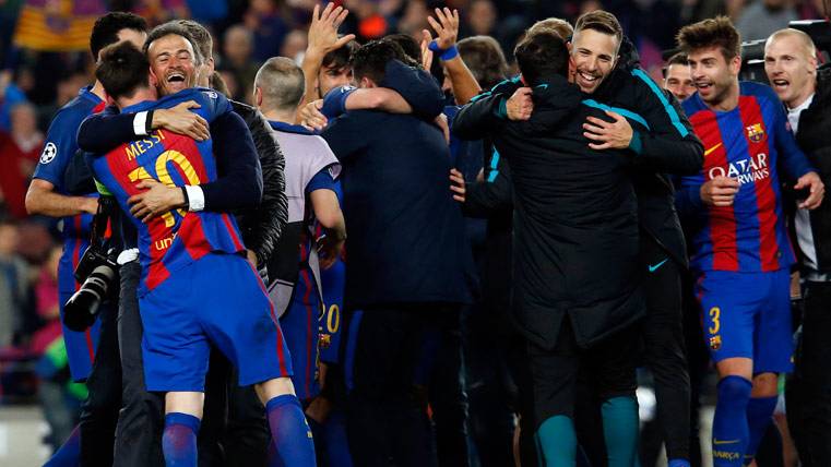 Los jugadores del FC Barcelona, celebrando el pase a cuartos de Champions