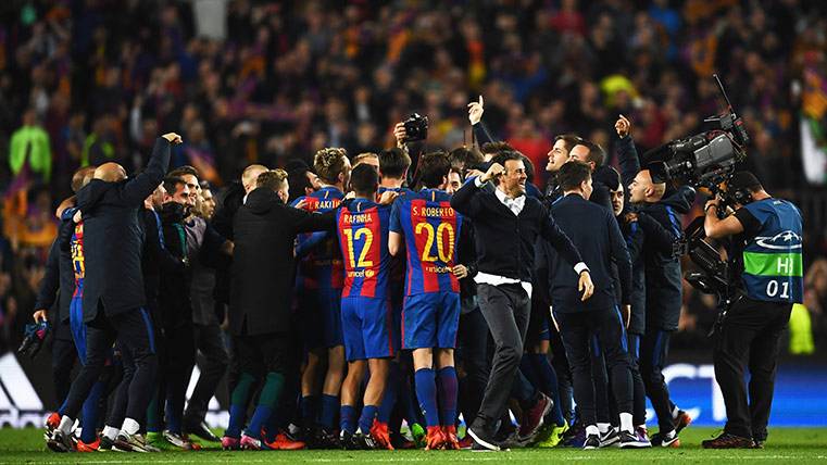Los jugadores del FC Barcelona festejan el pase a cuartos tras eliminar al PSG