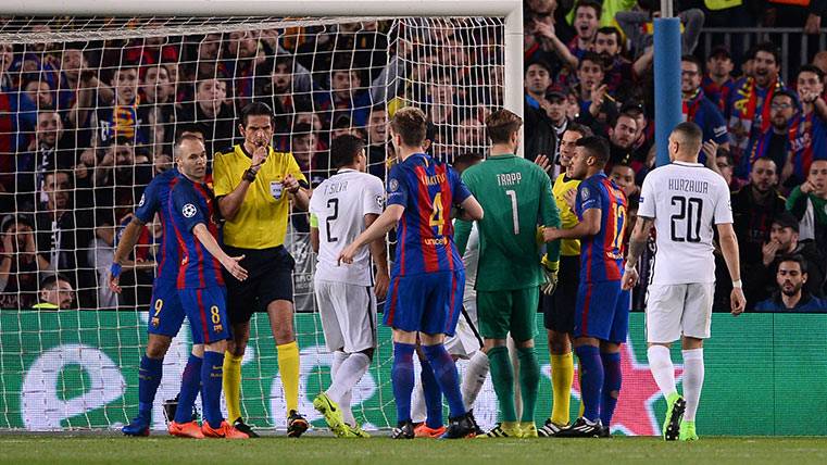 The referee of the Barça-PSG pitando one of the two penaltis