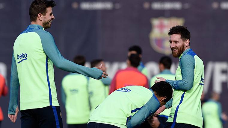 Gerard Piqué junto a Leo Messi en el entreno del FC Barcelona