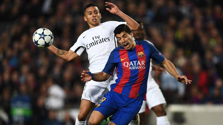 Luis Suárez, provocando un penalti de Marquinhos en el Barça-PSG