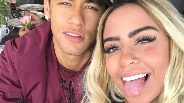 Neymar Jr, posing beside his sister Raffaella in the social networks