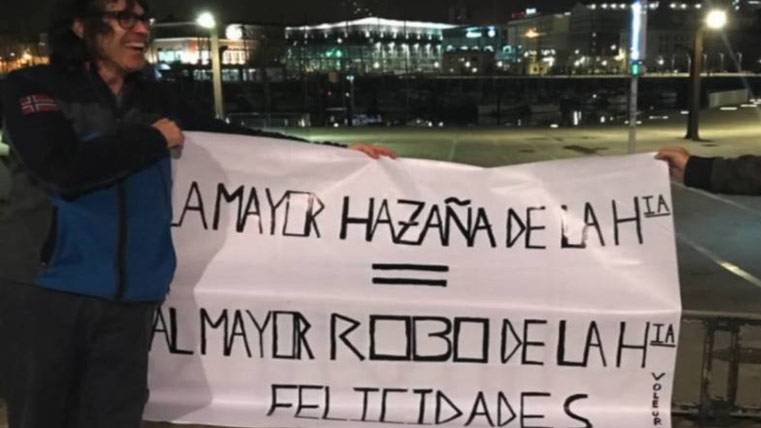 Pancarta con la que un aficionado paró el autobús del Barça