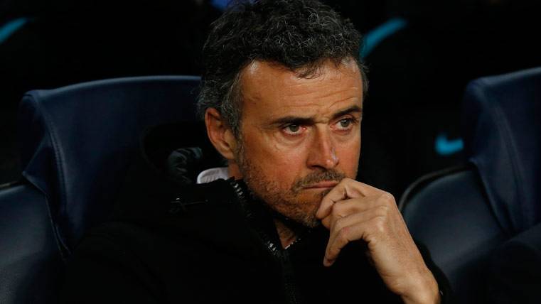 Luis Enrique, seated in the bench in an image of archive