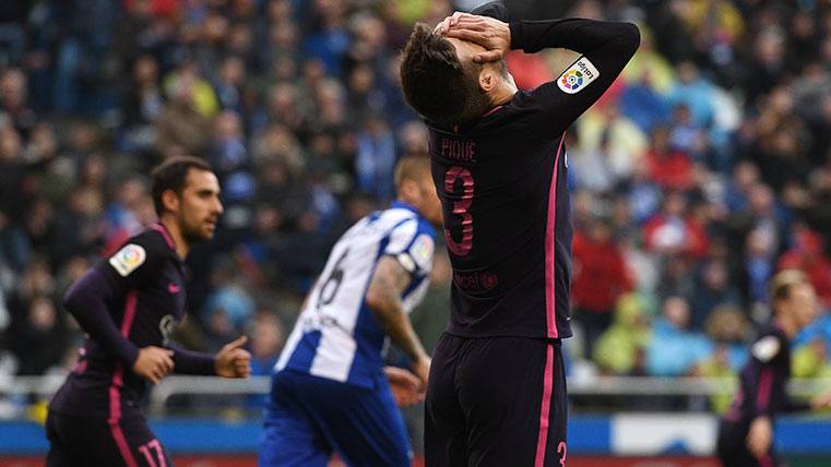 Gerard Piqué se lamenta de una jugada en el Dépor-Barça