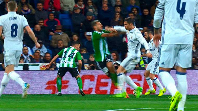 Cristiano Ronaldo intentando agredir a Dani Ceballos en el Madrid-Betis