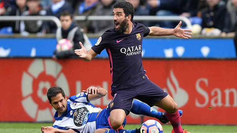 Arda Turan, durante una jugada en el Deportivo-FC Barcelona