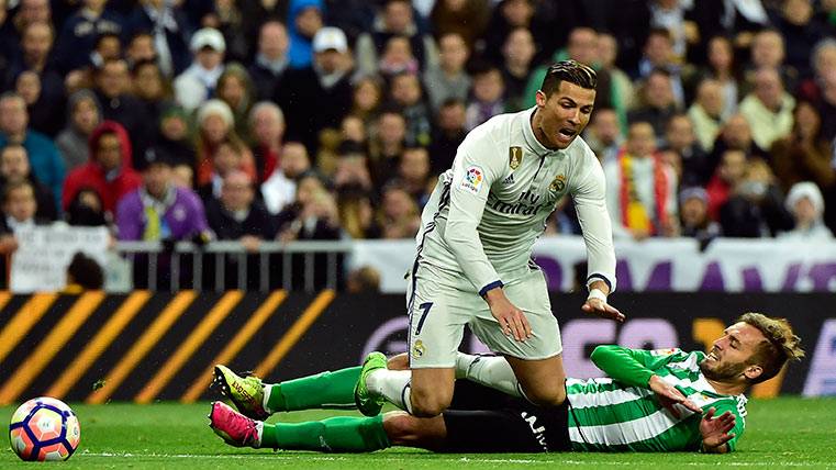 Cristiano throws  blatantly during the Real Madrid-Real Betis