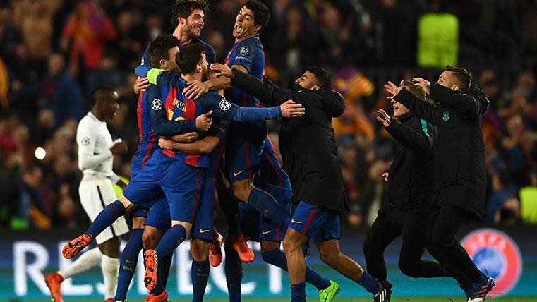 Los jugadores del FC Barcelona celebran la remontada ante el PSG