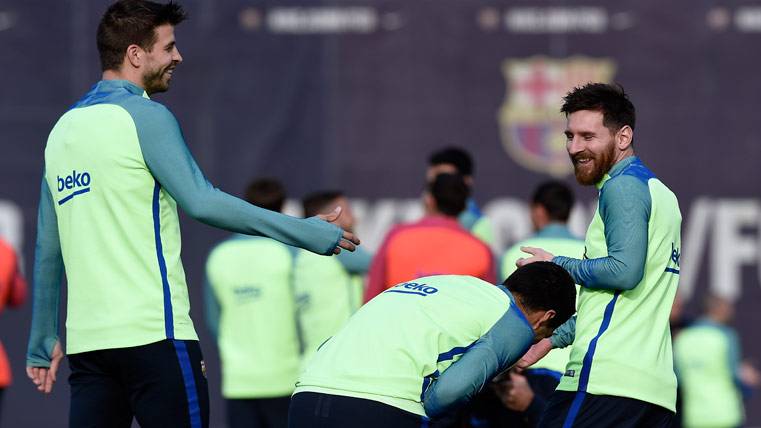 Leo Messi y Piqué, bromeando durante un entreno del Barça