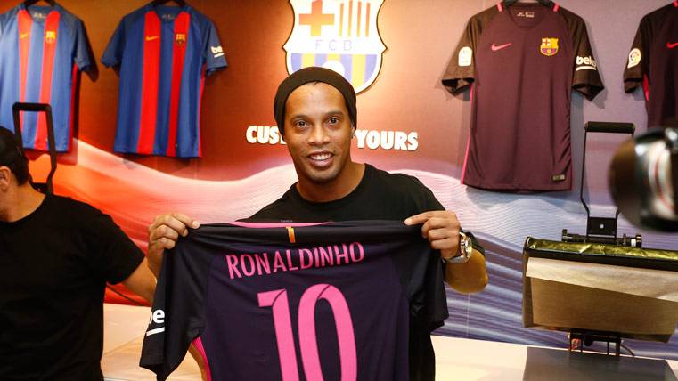 Ronaldinho, posing with a T-shirt of the Barça in an image of archive