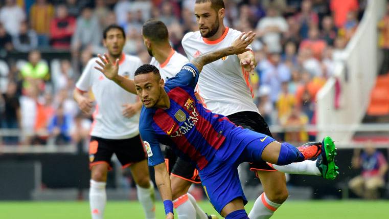 Neymar Jr, durante un partido contra el Valencia en Mestalla