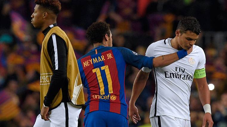 Neymar Jr, saludándose con Thiago Silva tras el Barça-PSG