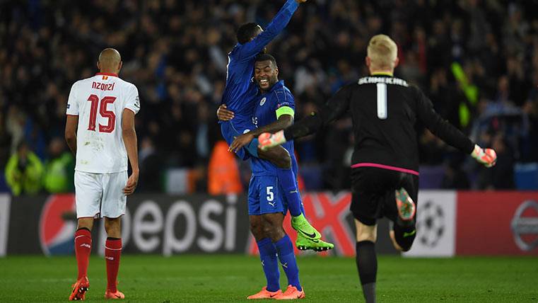 The players of the Leicester City celebrate the pass in front of the Seville FC