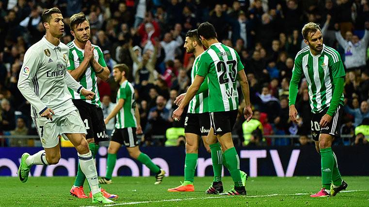 The Real Betis, gravely prejudiced in front of the Real Madrid
