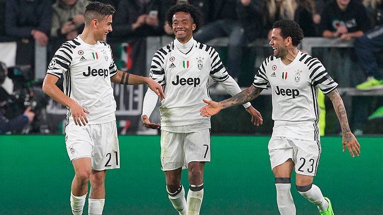 Dani Alves Celebrates beside Paulo Dybala and Juan Squared the pass to quarter-finals of Champions League