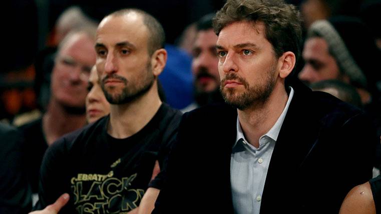 Pau Gasol beside Ginobili in the Sant Antonio Spurs-New York Knicks
