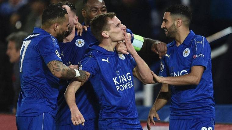 El Leicester City, celebrando el gol definitivo de Drinkwater